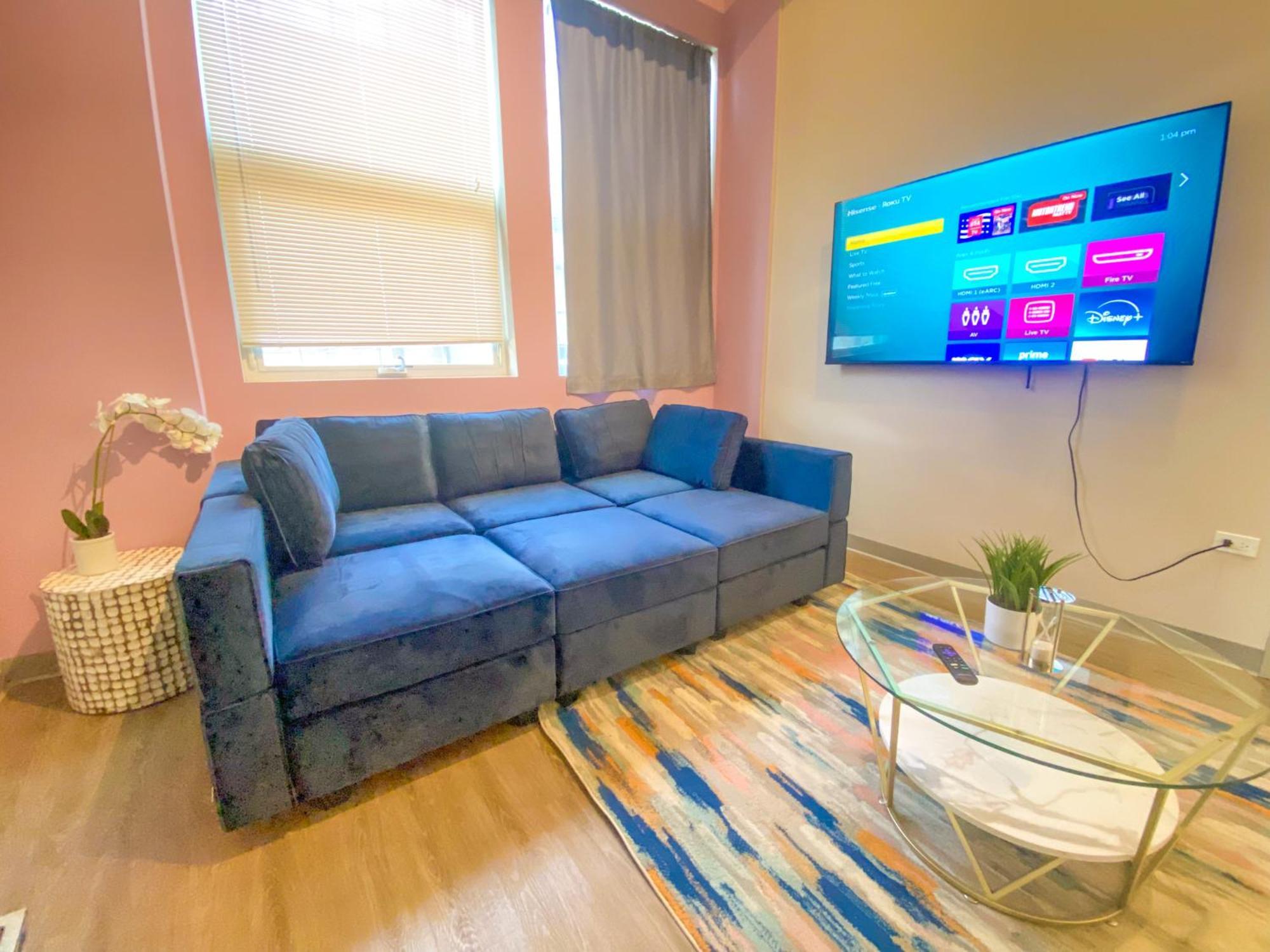 Mccormick Place Magnificent 2br-2ba With Optional Parking, Patio, Gym Access That Sleeps 6 Apartment *