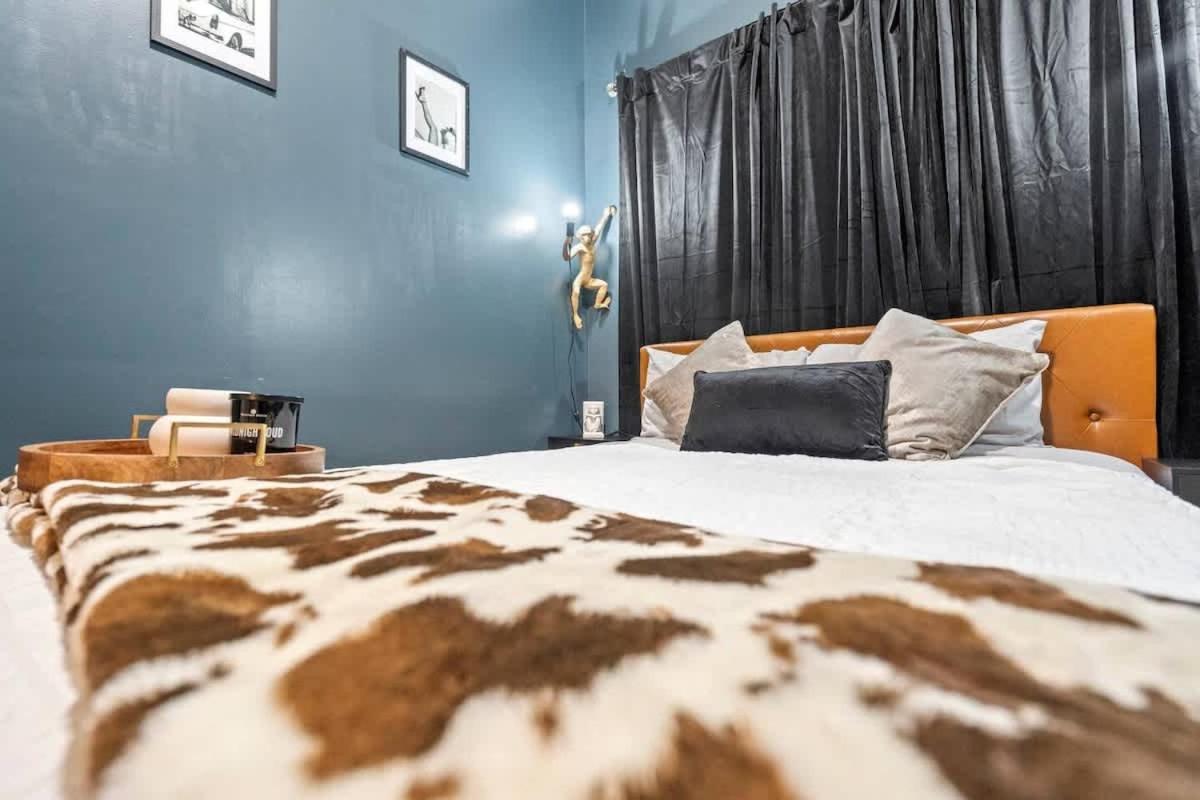 2 Bd 2 Ba Bucktown Safari Flat *