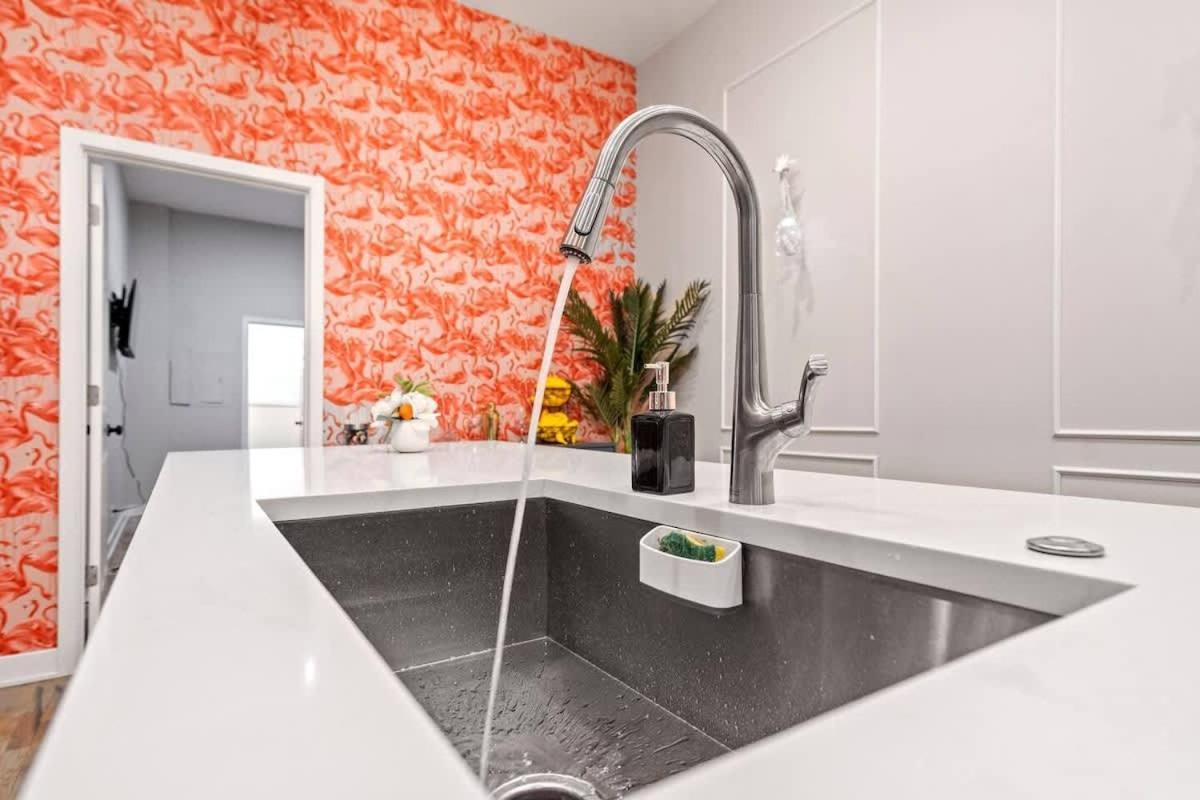 2 Bd 2 Ba Bucktown Safari Flat *