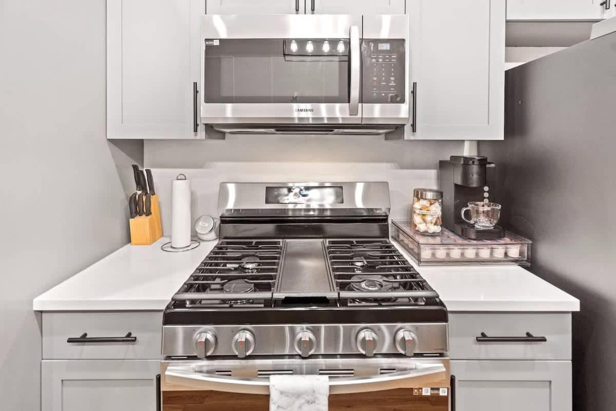 2 Bd 2 Ba Bucktown Safari Flat