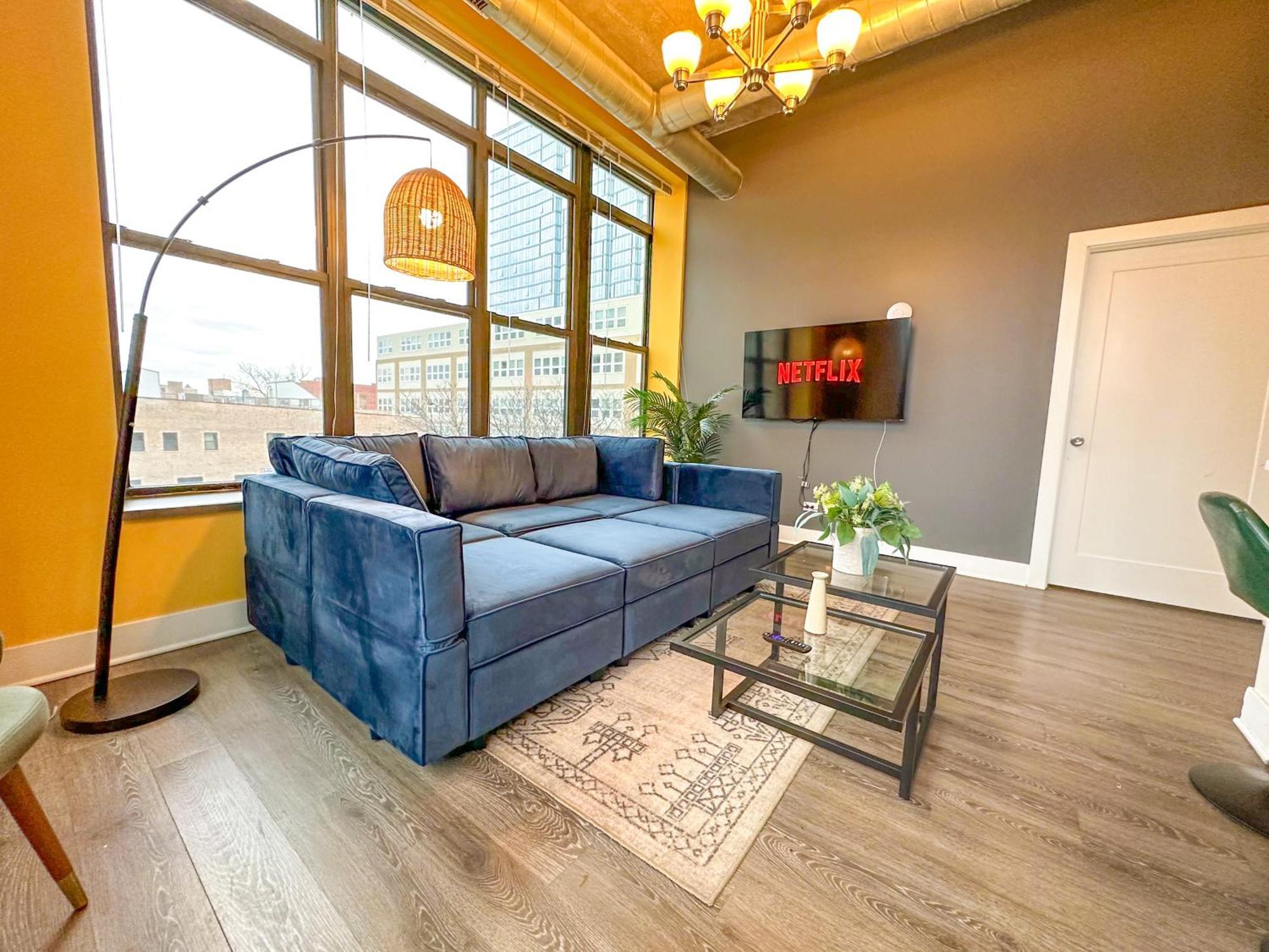 Apartment Mccormick Place Stylish Corner Unit With Optional Parking, Gym Access That Sleeps Up To 6 *