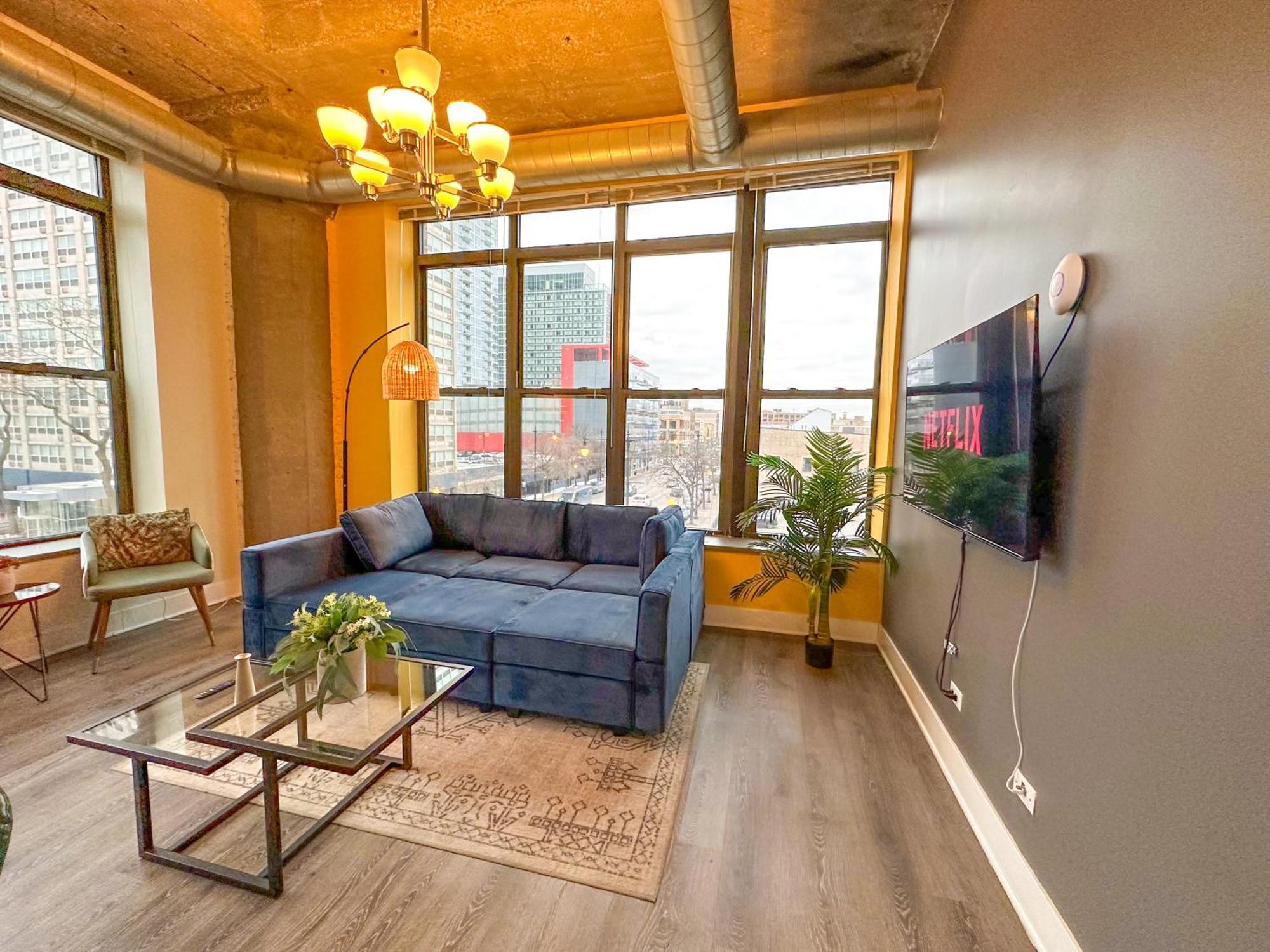 Mccormick Place Stylish Corner Unit With Optional Parking, Gym Access That Sleeps Up To 6 Apartment Chicago