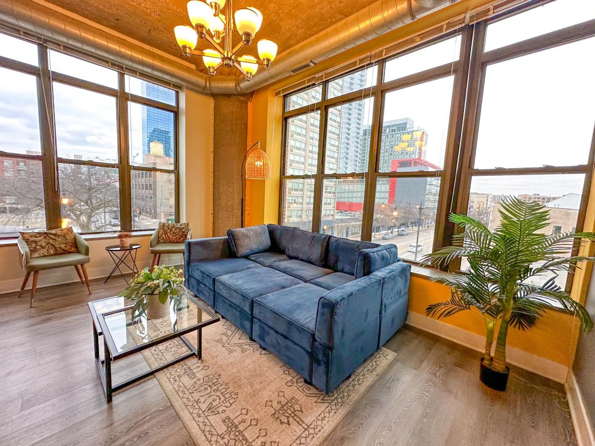 Mccormick Place Stylish Corner Unit With Optional Parking, Gym Access That Sleeps Up To 6 Chicago