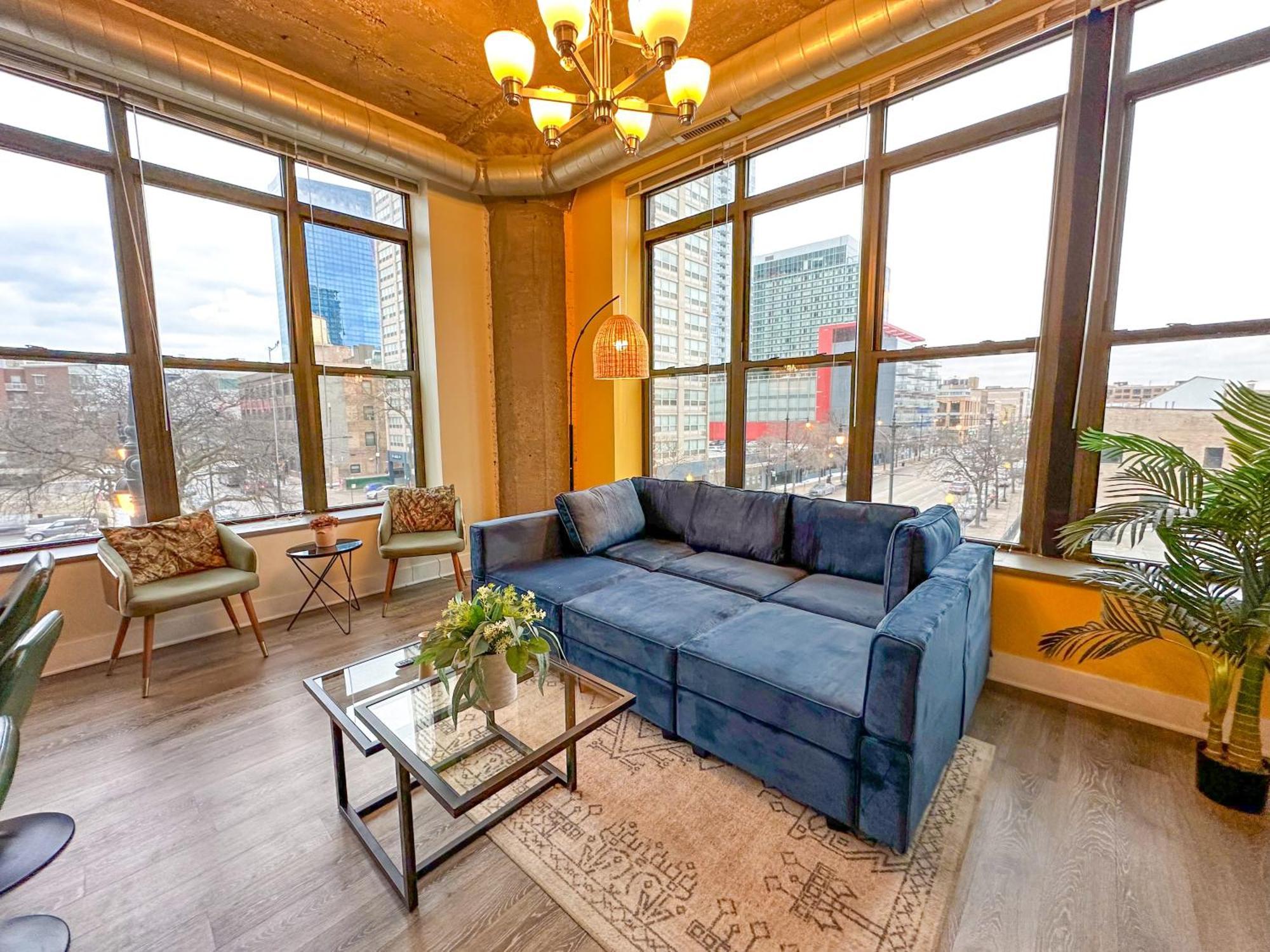 Mccormick Place Stylish Corner Unit With Optional Parking, Gym Access That Sleeps Up To 6 *