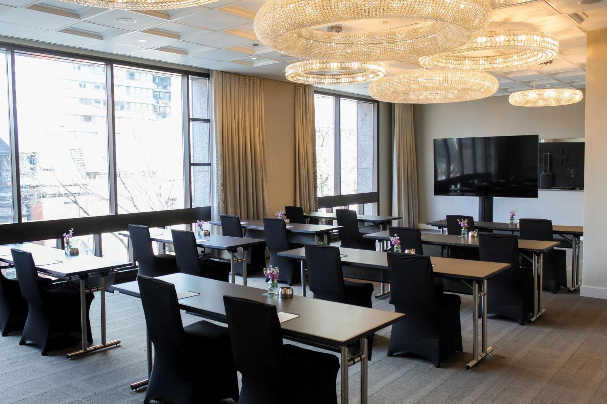 Thompson Chicago, By Hyatt Chicago