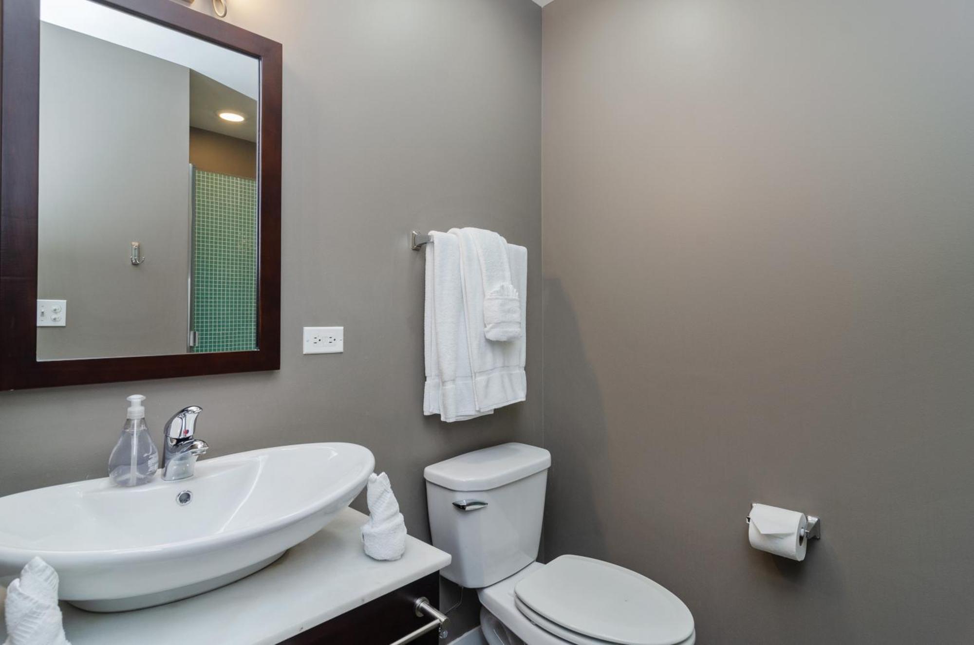 Foodie's Dream! Walk To Amazing Restaurants! Full Kitchen A Balcony For Al Fresco Dining! Apartment Chicago