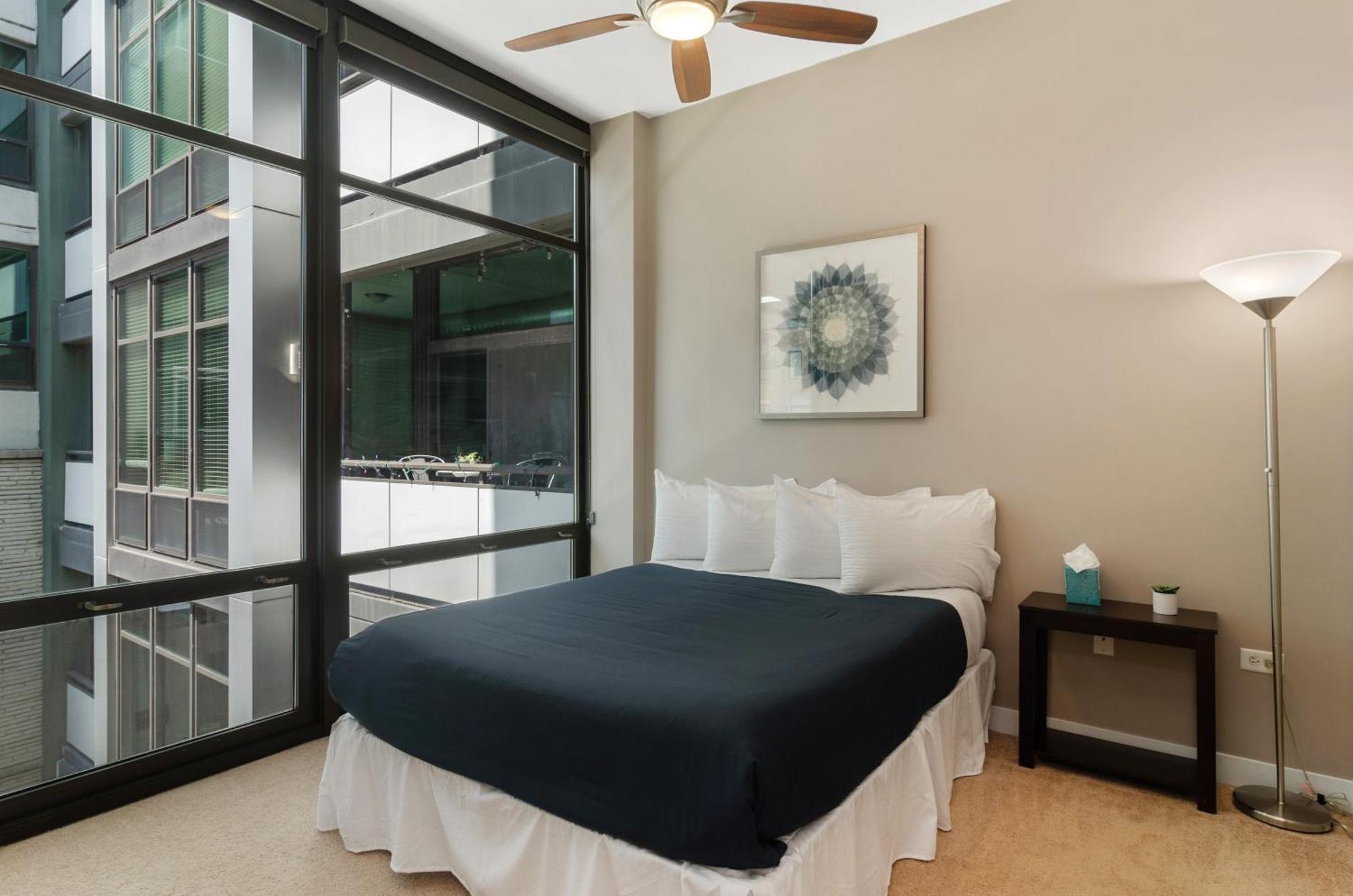 Foodie's Dream! Walk To Amazing Restaurants! Full Kitchen A Balcony For Al Fresco Dining! *