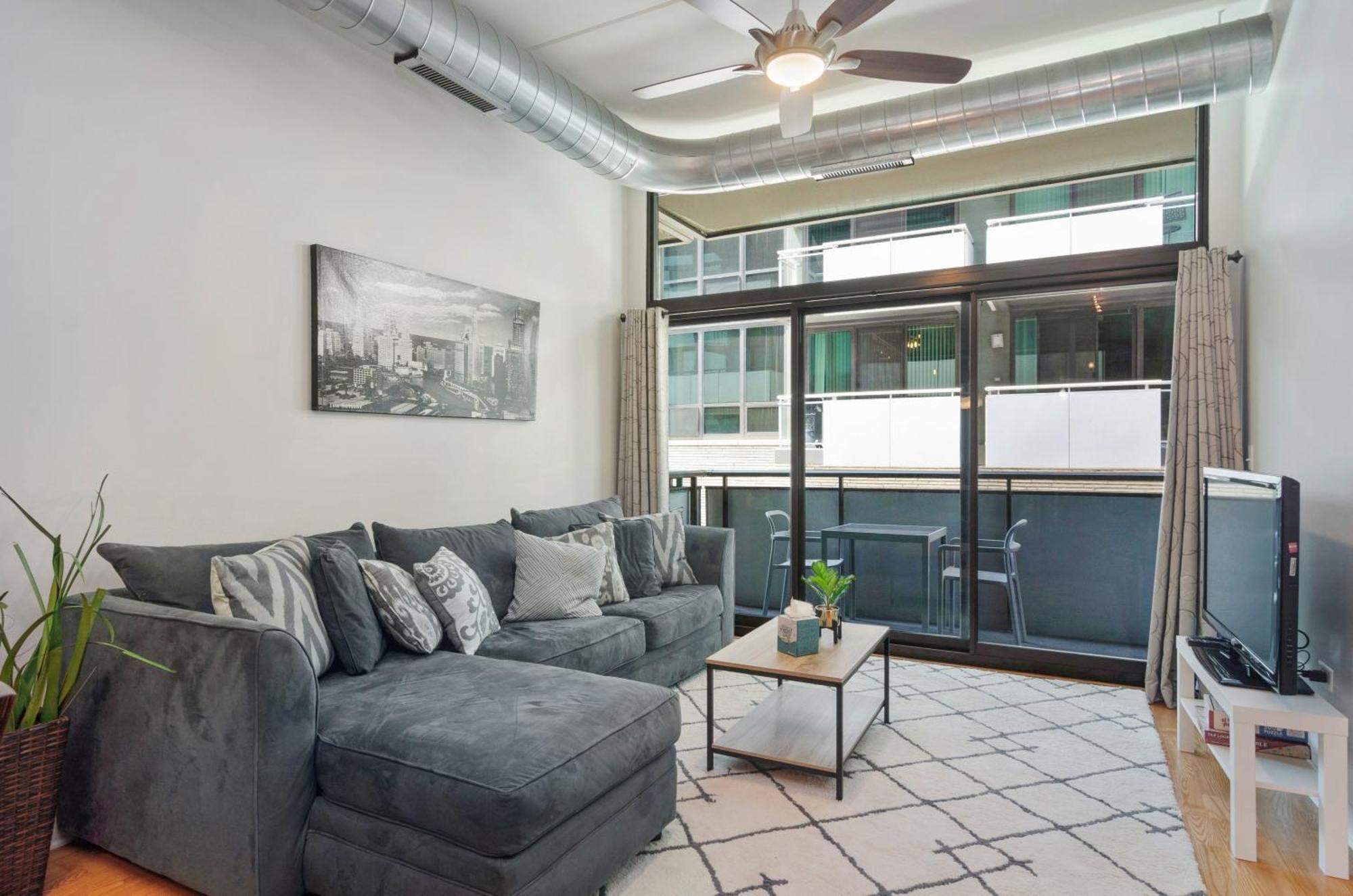 Foodie's Dream! Walk To Amazing Restaurants! Full Kitchen A Balcony For Al Fresco Dining! *