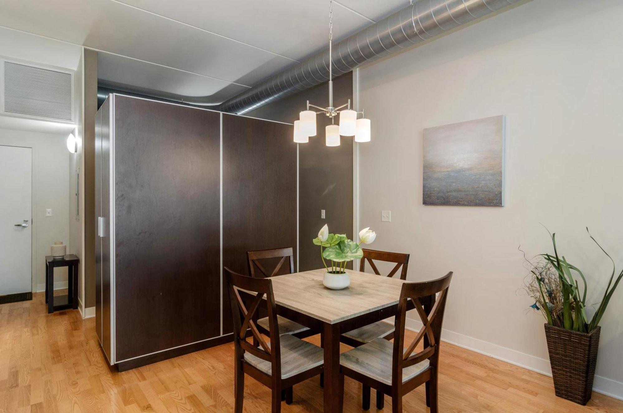 Foodie's Dream! Walk To Amazing Restaurants! Full Kitchen A Balcony For Al Fresco Dining!