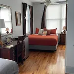 Ray\'S Bucktown Bed And Breakfast