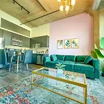 Mccormick Place Skyline View 2Br-2Ba With Optional Parking For 8 Guests