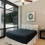 Foodie\'S Dream! Walk To Amazing Restaurants! Full Kitchen Plus A Balcony For Al Fresco Dining! Condo