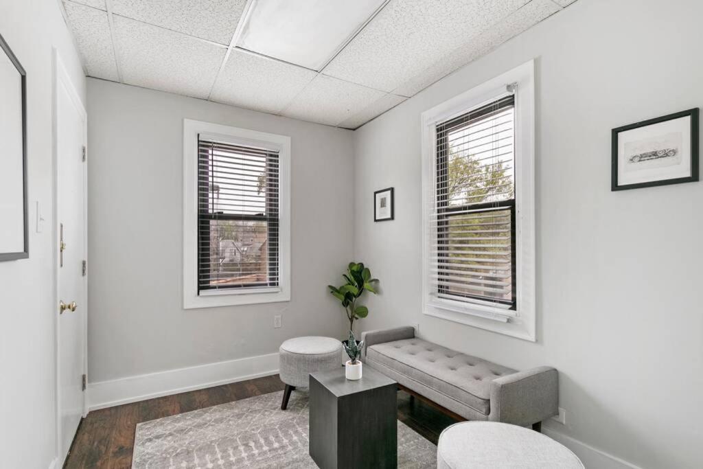 Completely Set-up 3br Apt Near Shops & Dining! - Lincoln 3