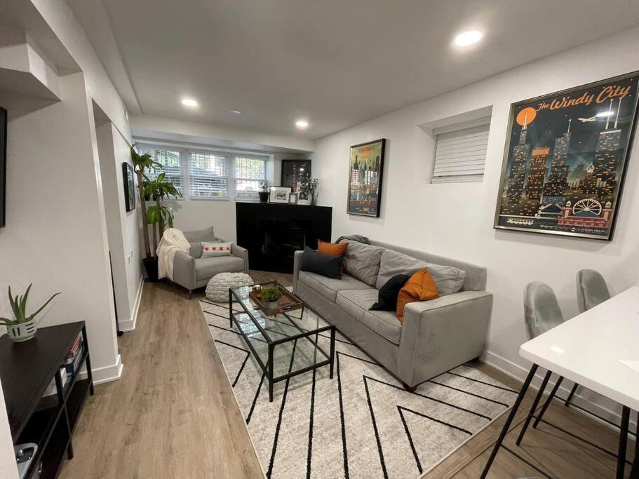 Welcome To The Chi! Close To Downtown Apartment *
