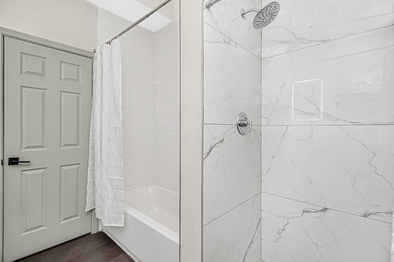 Modern 4br Just A Block From Cta Pink Line With Pool Table Free Parking Apartment *