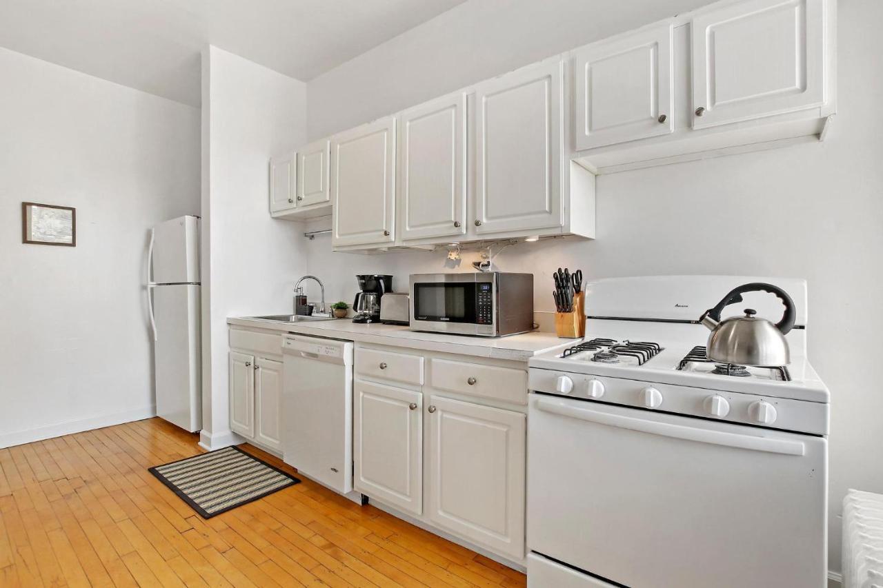 Stylish And Expansive 2br Apt With Balcony - Buckingham 3 *