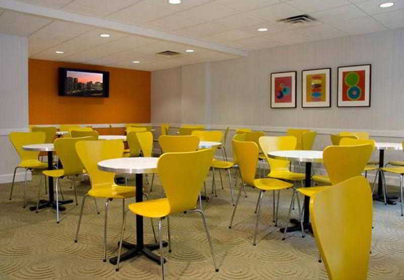 Hotel Fairfield And Downtown/ Magnificent Mile 3*