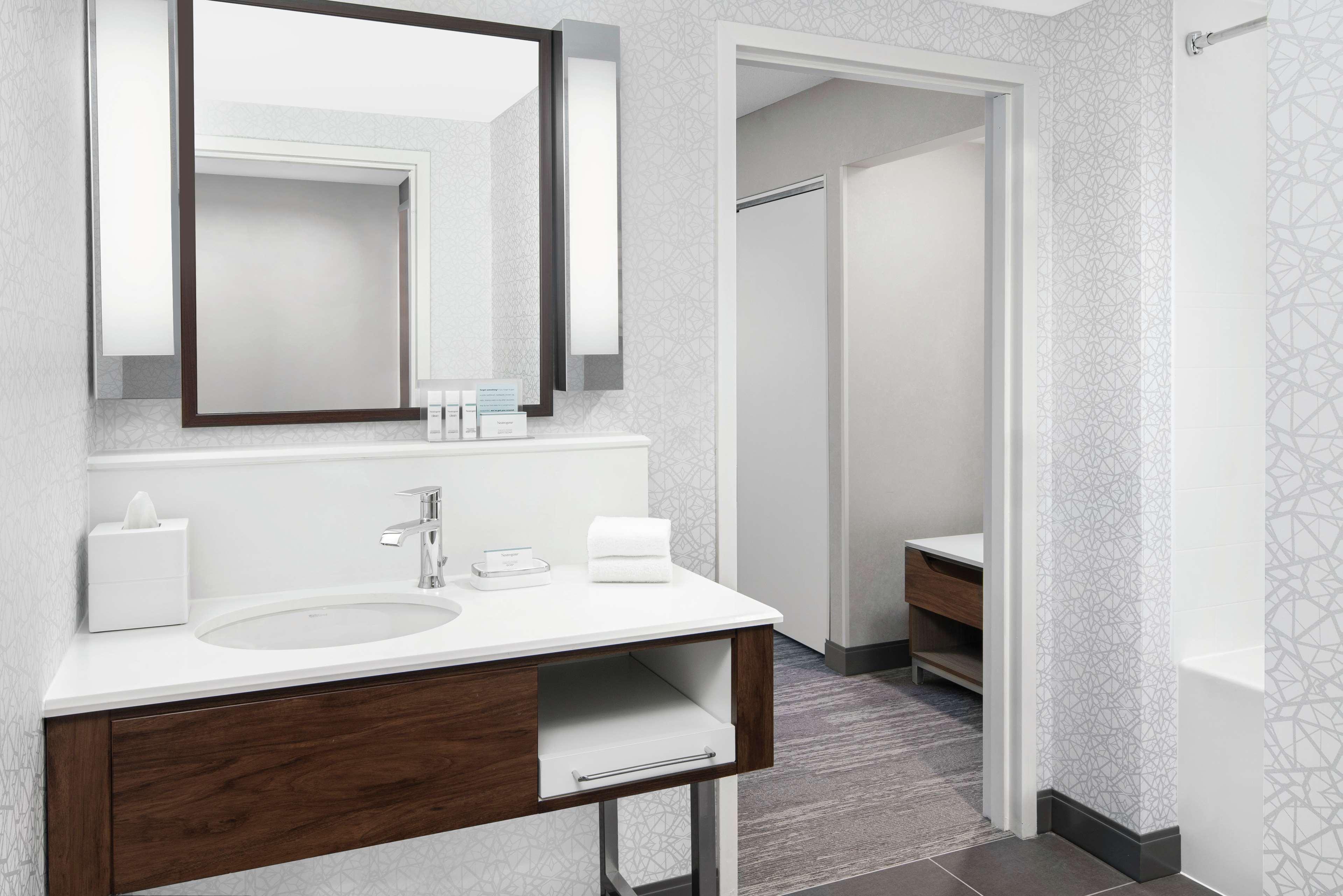 Hampton & Chicago-downtown 3*