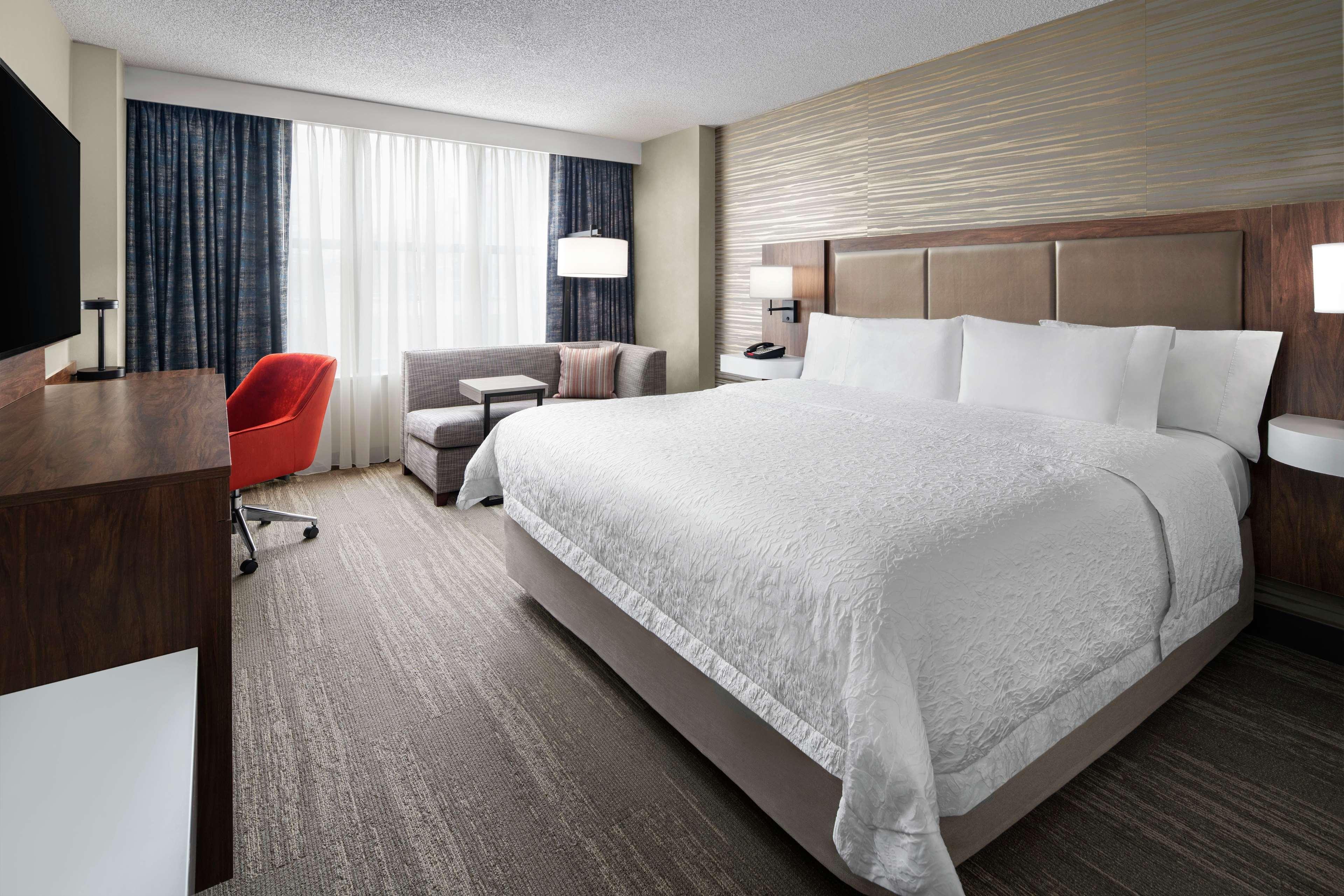 Hampton & Chicago-downtown 3*