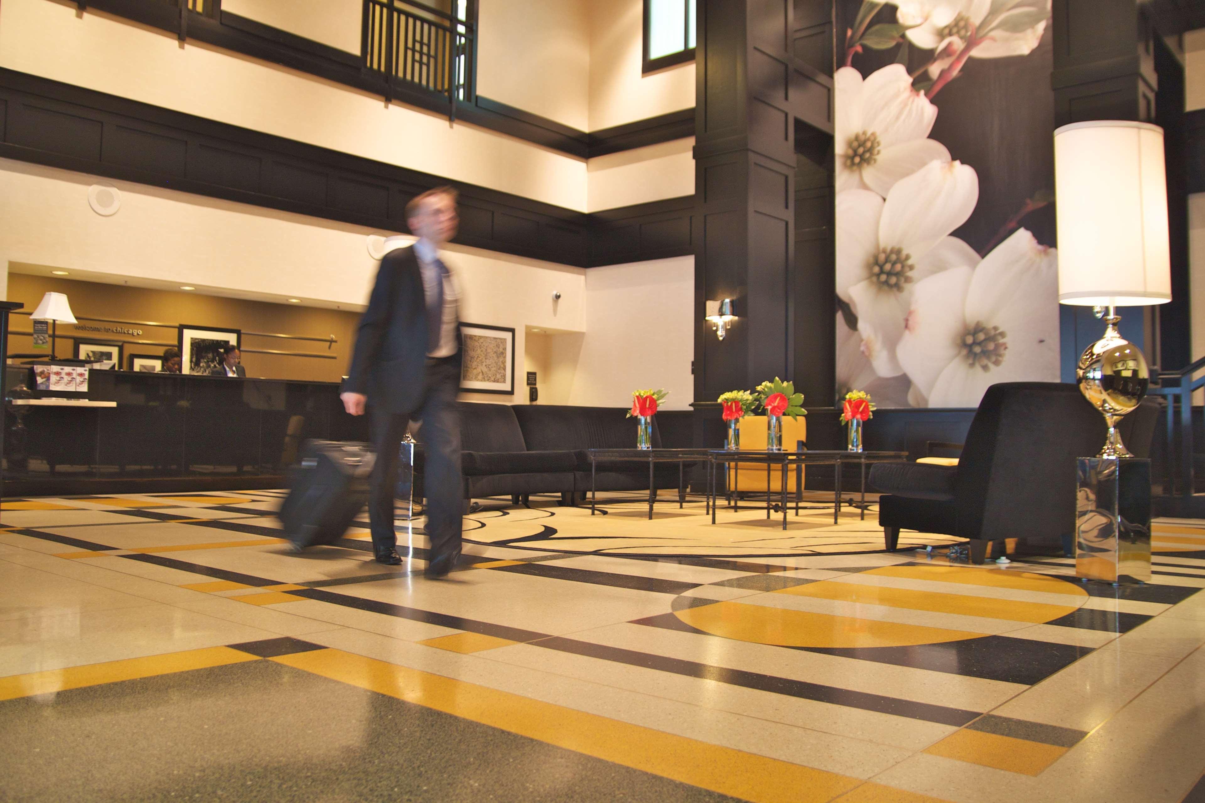 Hampton & Chicago-downtown 3*