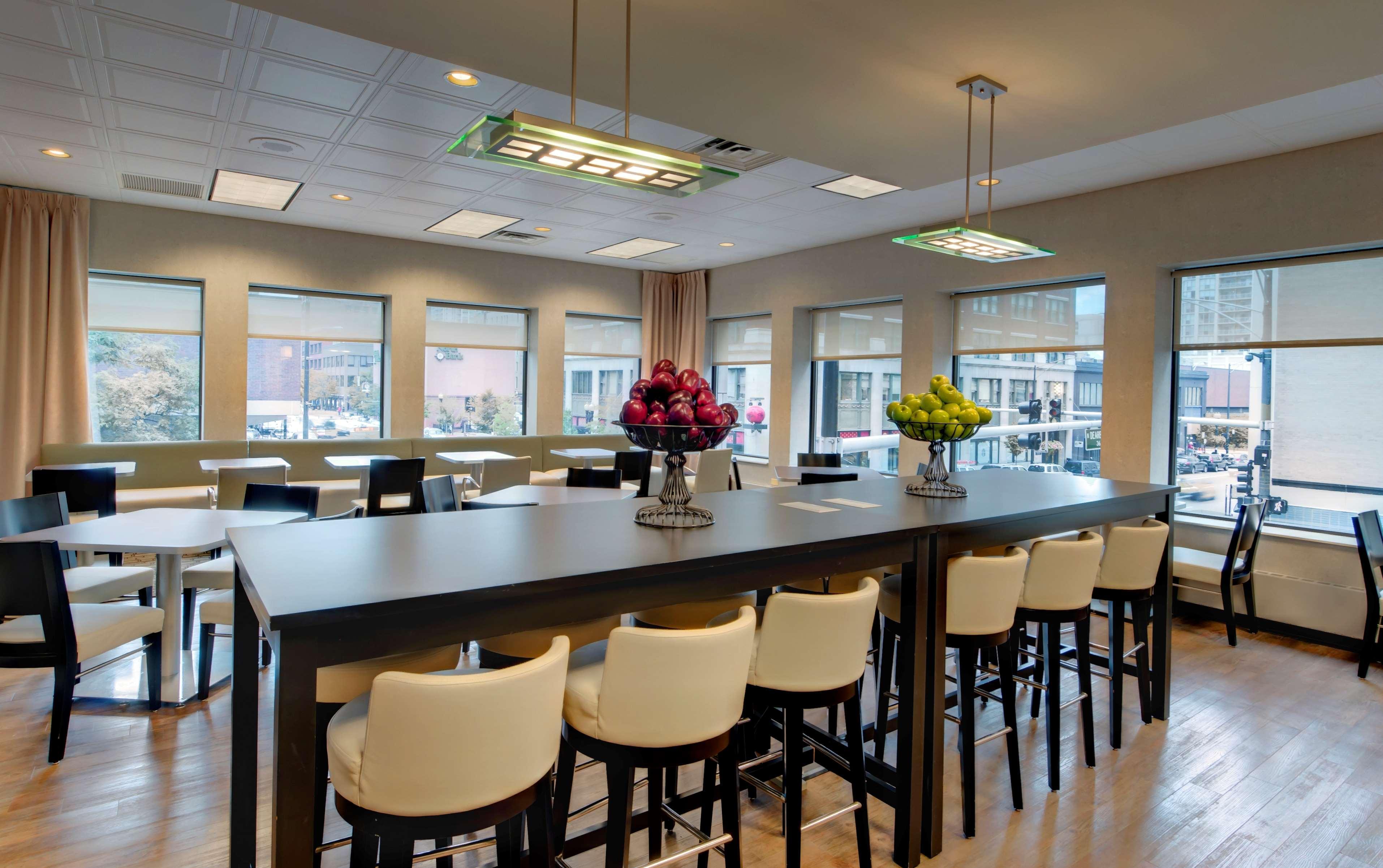 Hampton & Chicago-downtown 3*