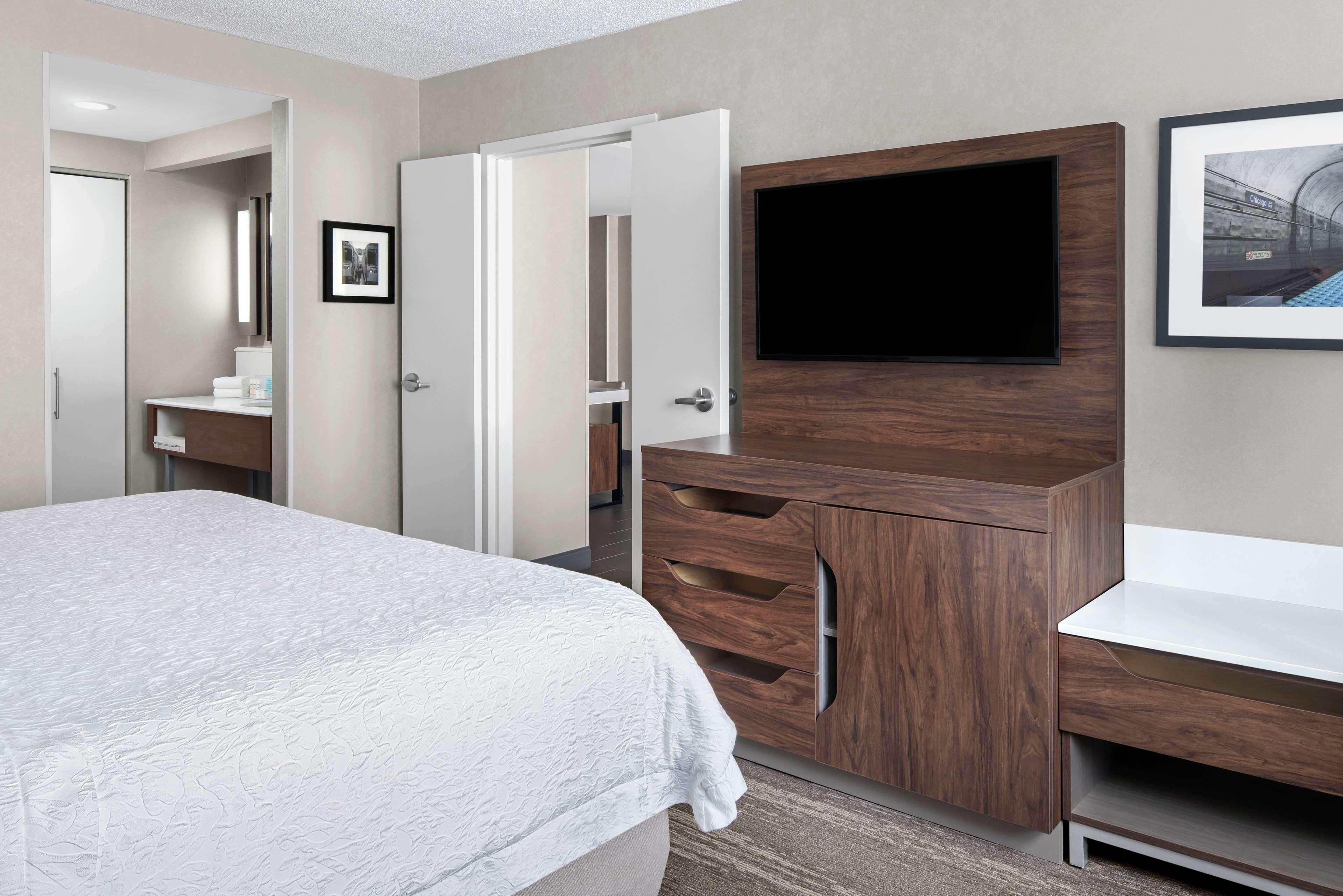Hampton & Chicago-downtown 3*