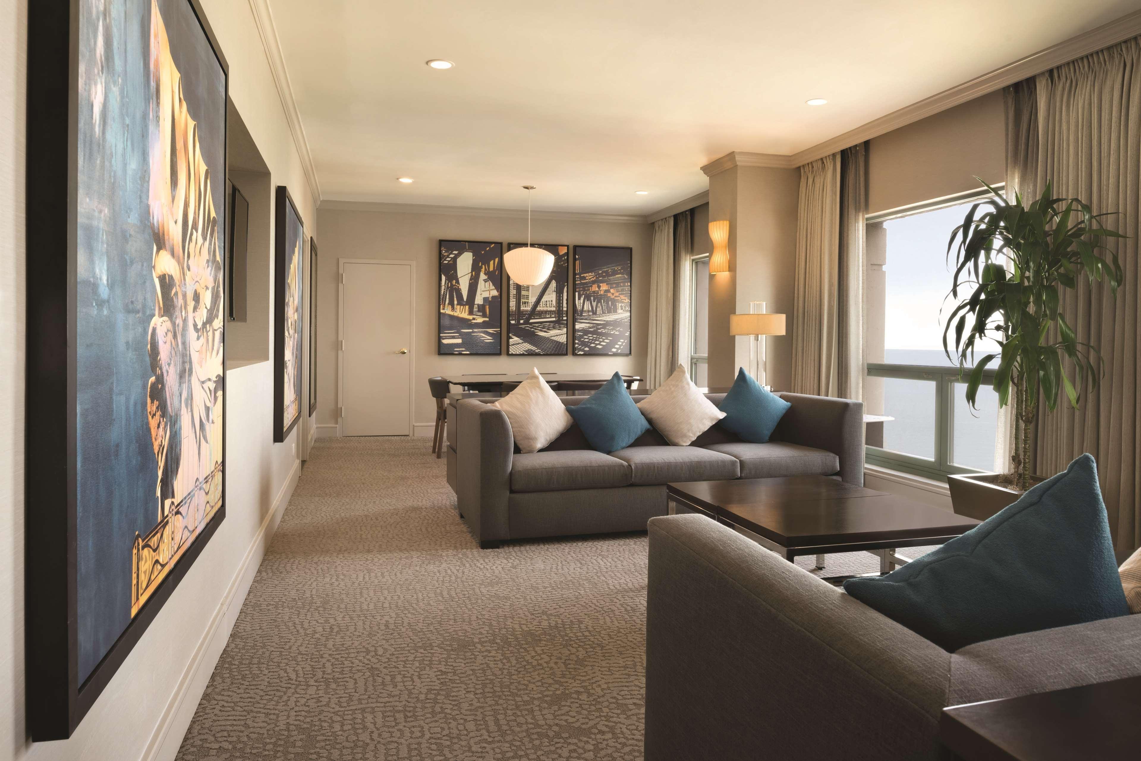 Hilton Magnificent Mile Hotel 3*