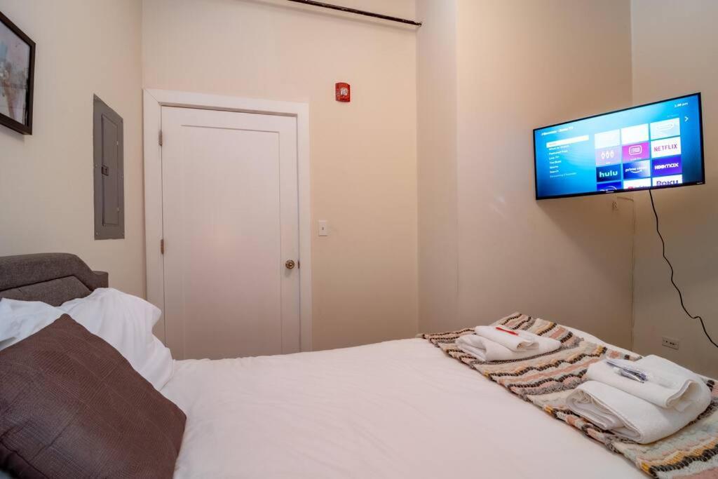 Apartment Mccormick Place Skyline View 2br-2ba With Optional Parking For 8 Guests