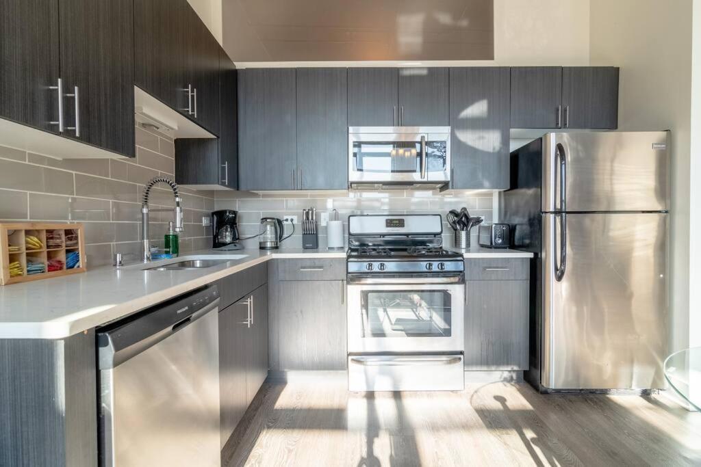 Mccormick Place Skyline View 2br-2ba With Optional Parking For 8 Guests