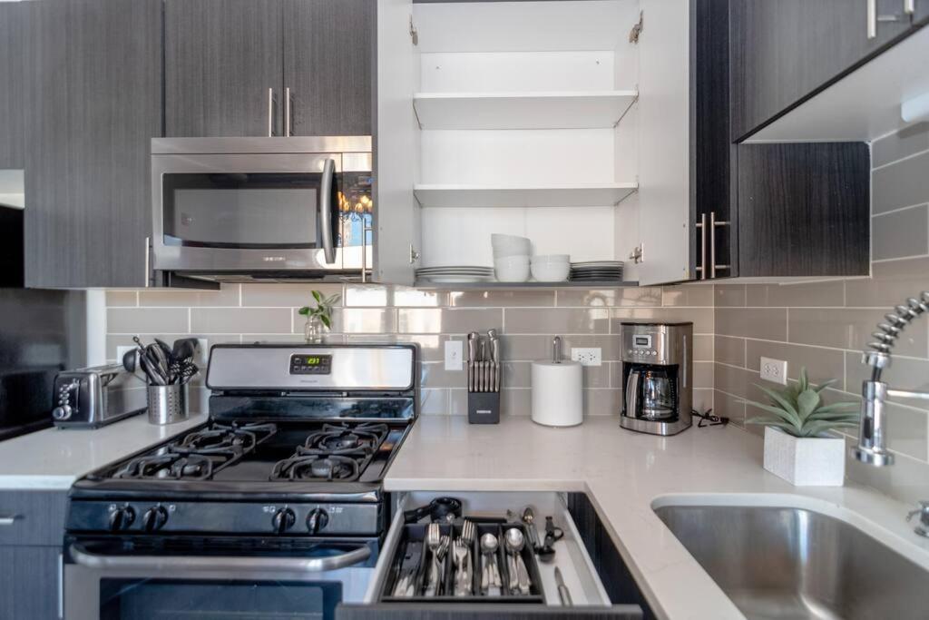 Mccormick Place Skyline View 2br-2ba With Optional Parking For 8 Guests Apartment *