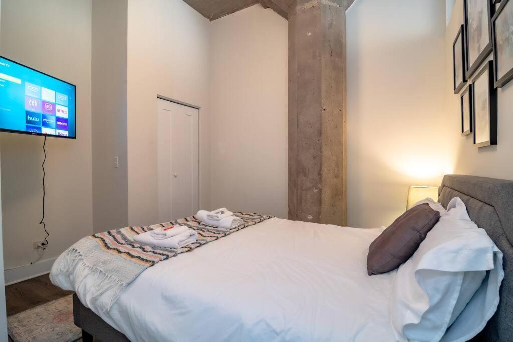Mccormick Place Skyline View 2br-2ba With Optional Parking For 8 Guests Chicago