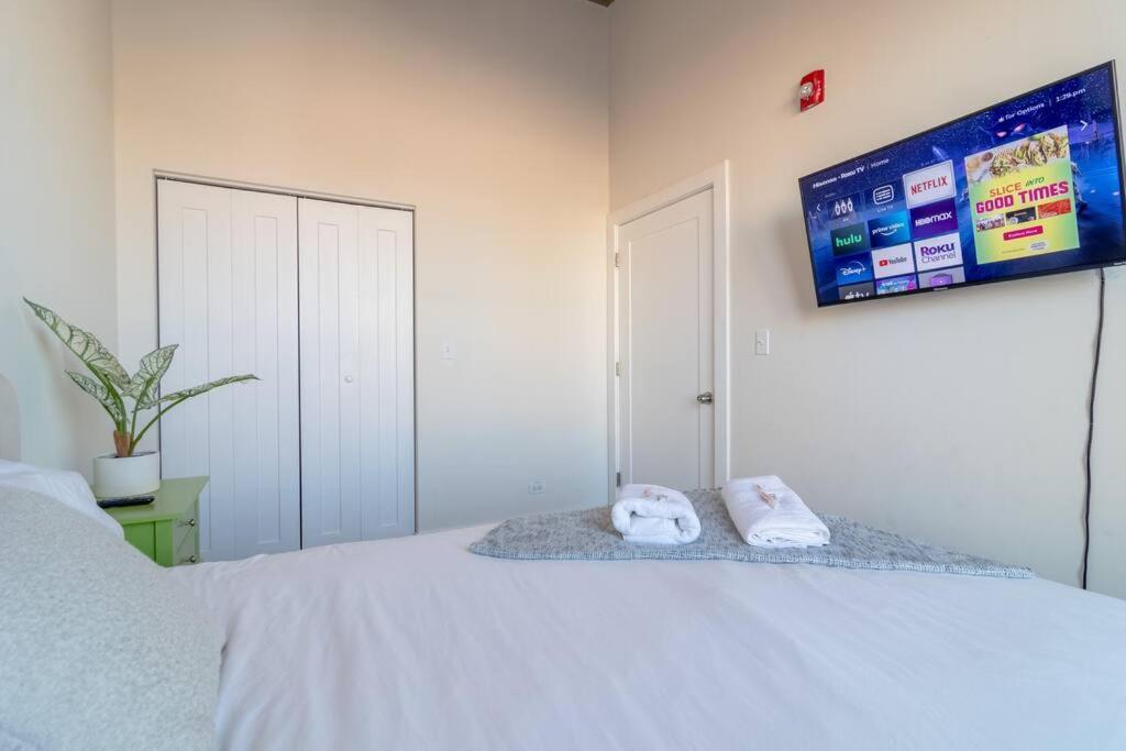 Mccormick Place Skyline View 2br-2ba With Optional Parking For 8 Guests