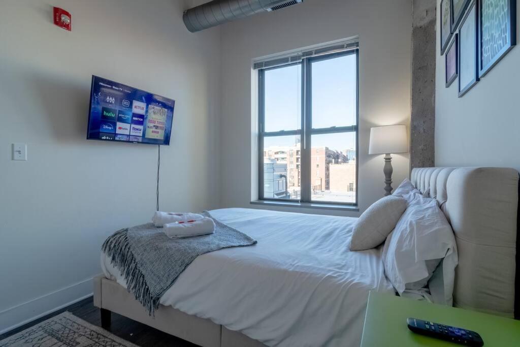 Mccormick Place Skyline View 2br-2ba With Optional Parking For 8 Guests Apartment