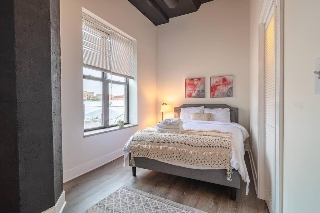 Apartment Group Friendly Spacious 3br With Optional Parking And Gym Access Sleeps 10 Guest Near Mccormick Place And Soldier Field Chicago