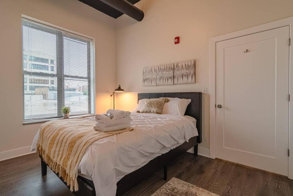 Group Friendly Spacious 3br With Optional Parking And Gym Access Sleeps 10 Guest Near Mccormick Place And Soldier Field