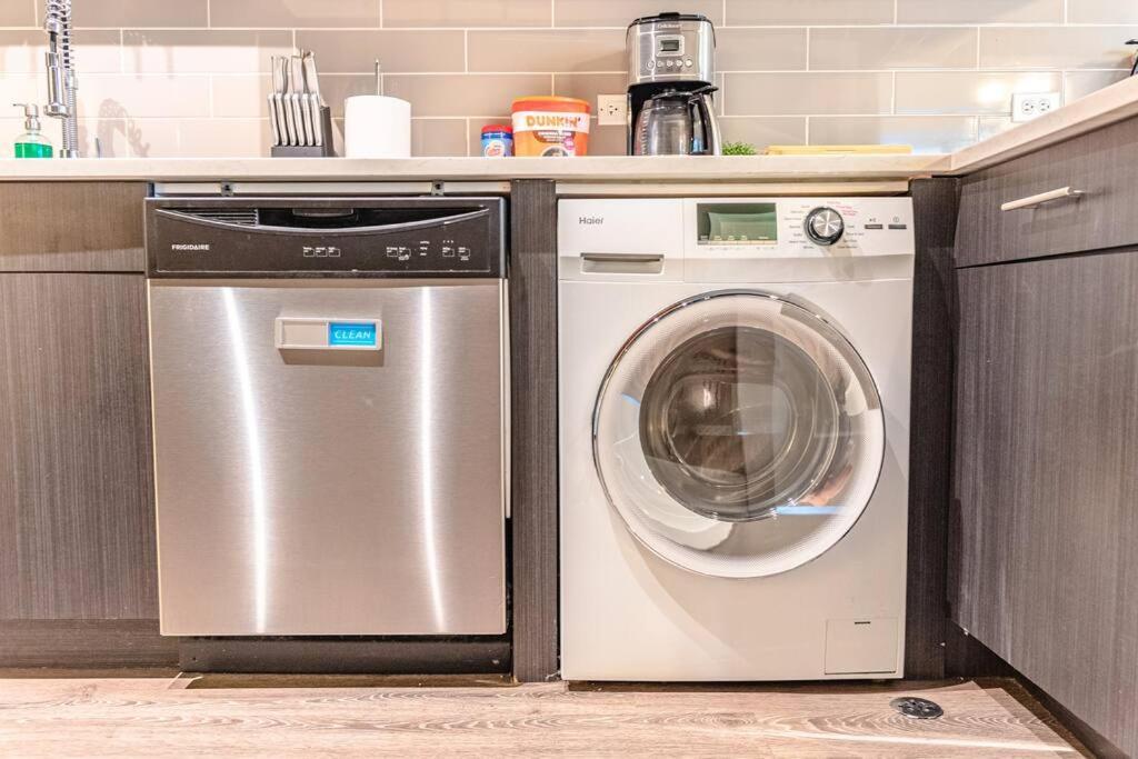 Apartment Group Friendly Spacious 3br With Optional Parking And Gym Access Sleeps 10 Guest Near Mccormick Place And Soldier Field *