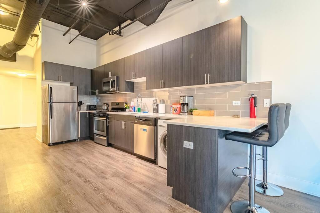 Group Friendly Spacious 3br With Optional Parking And Gym Access Sleeps 10 Guest Near Mccormick Place And Soldier Field Apartment Chicago