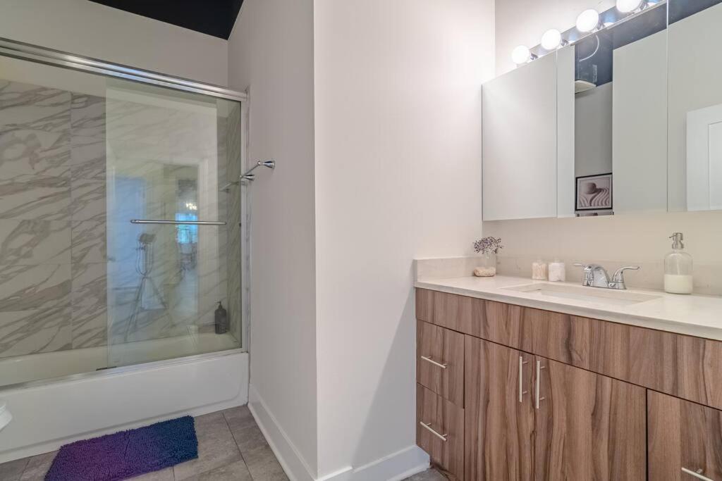 Group Friendly Spacious 3br With Optional Parking And Gym Access Sleeps 10 Guest Near Mccormick Place And Soldier Field