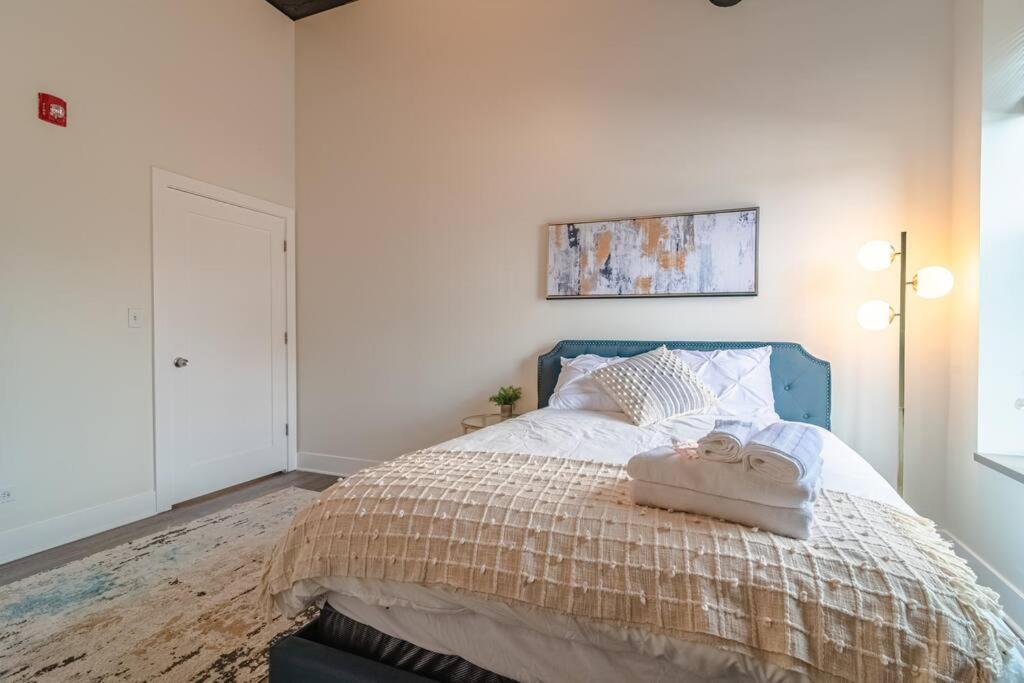 Group Friendly Spacious 3br With Optional Parking And Gym Access Sleeps 10 Guest Near Mccormick Place And Soldier Field *