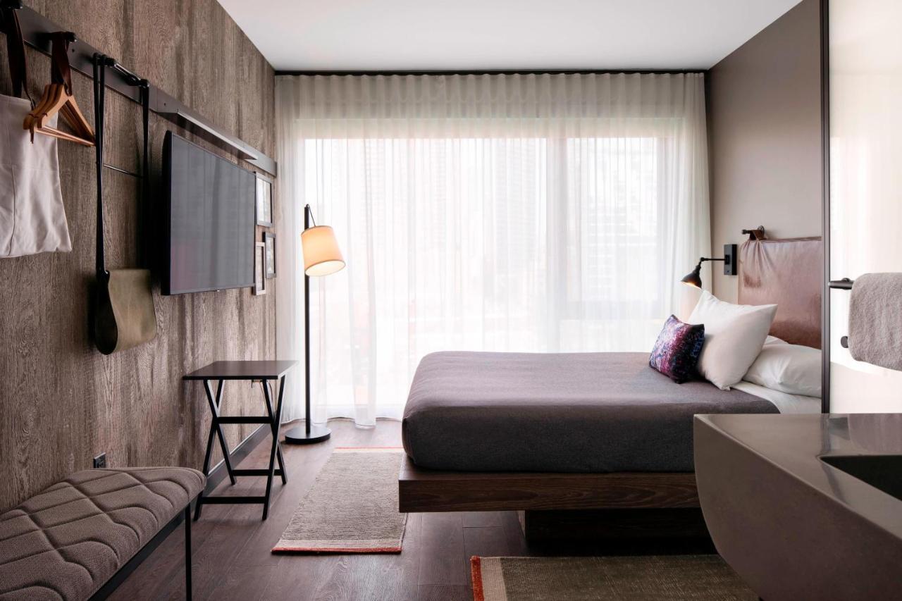 Moxy Downtown 3*