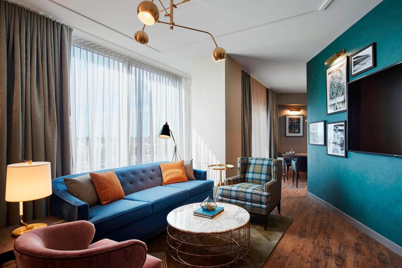 Zachary, Chicago, A Tribute Portfolio Hotel