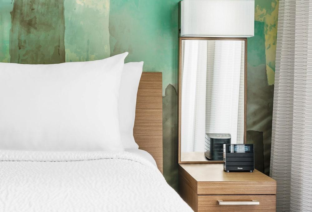 Courtyard Downtown/magnificent Mile Hotel 4*