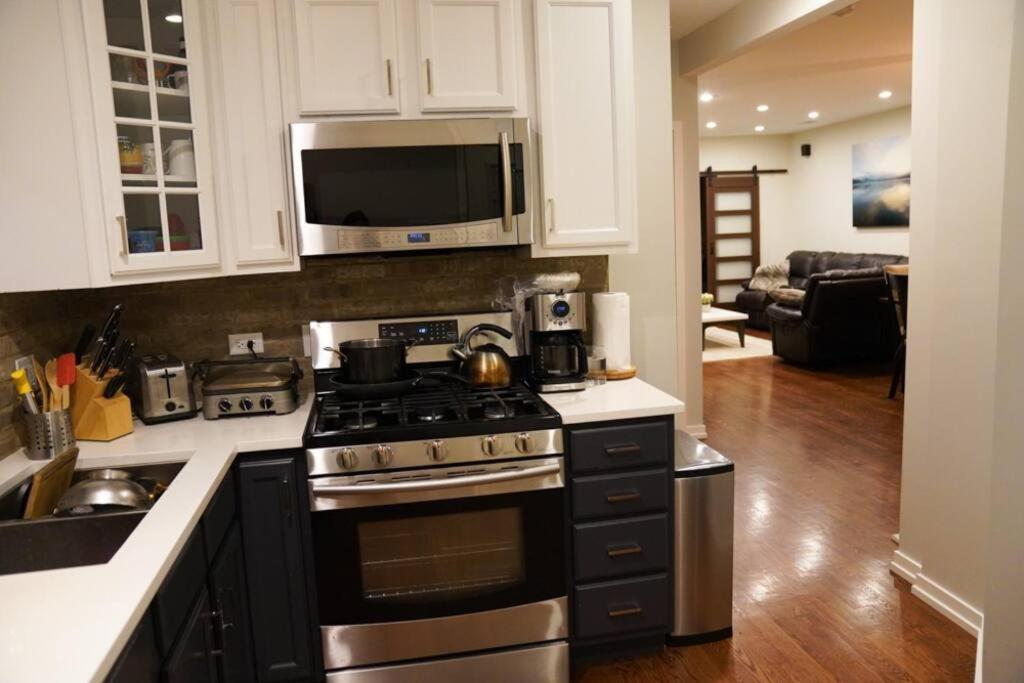 Apartment Nice And Cozy. Sleeps 5. Chicago