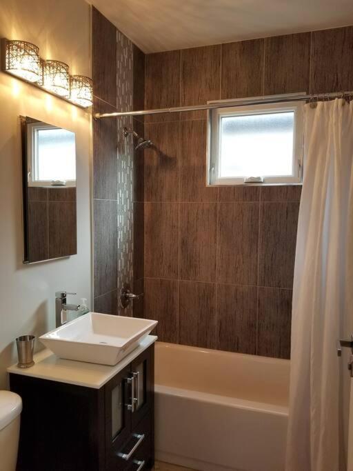 Apartment Nice And Cozy. Sleeps 5. Chicago