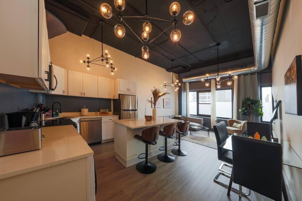 Mccormick 3br/2ba Luxury For Up To 8 Guests With Optional Parking And Gym Access Chicago