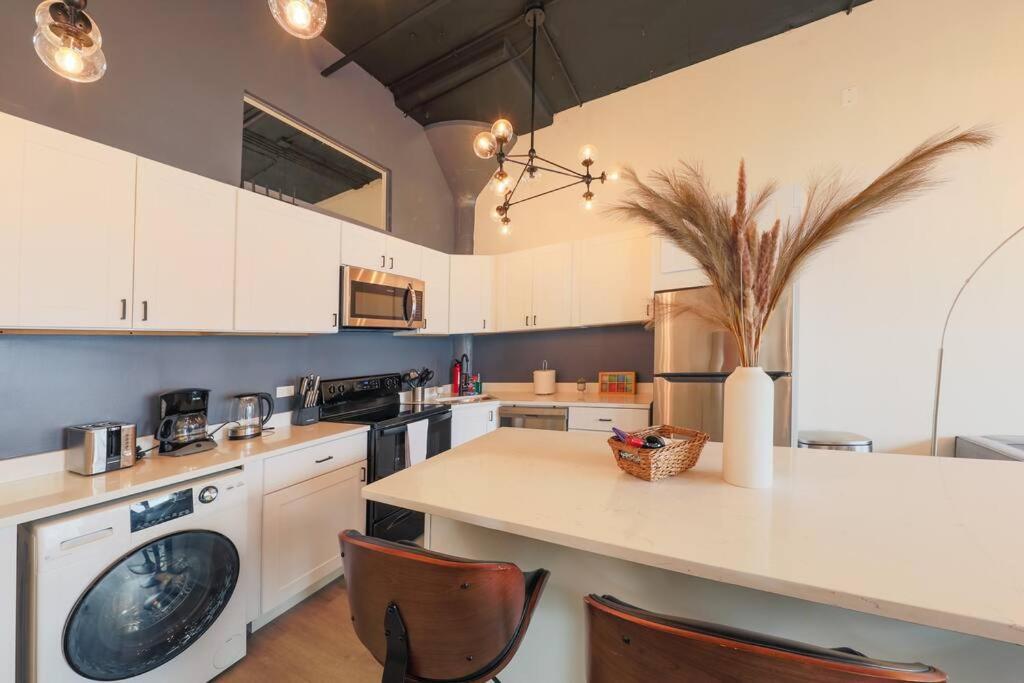 Mccormick 3br/2ba Luxury For Up To 8 Guests With Optional Parking And Gym Access Apartment Chicago