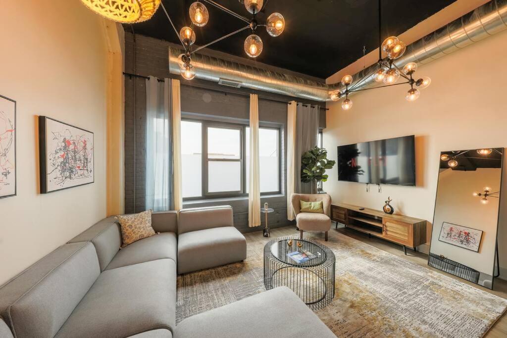 Mccormick 3br/2ba Luxury For Up To 8 Guests With Optional Parking And Gym Access Chicago