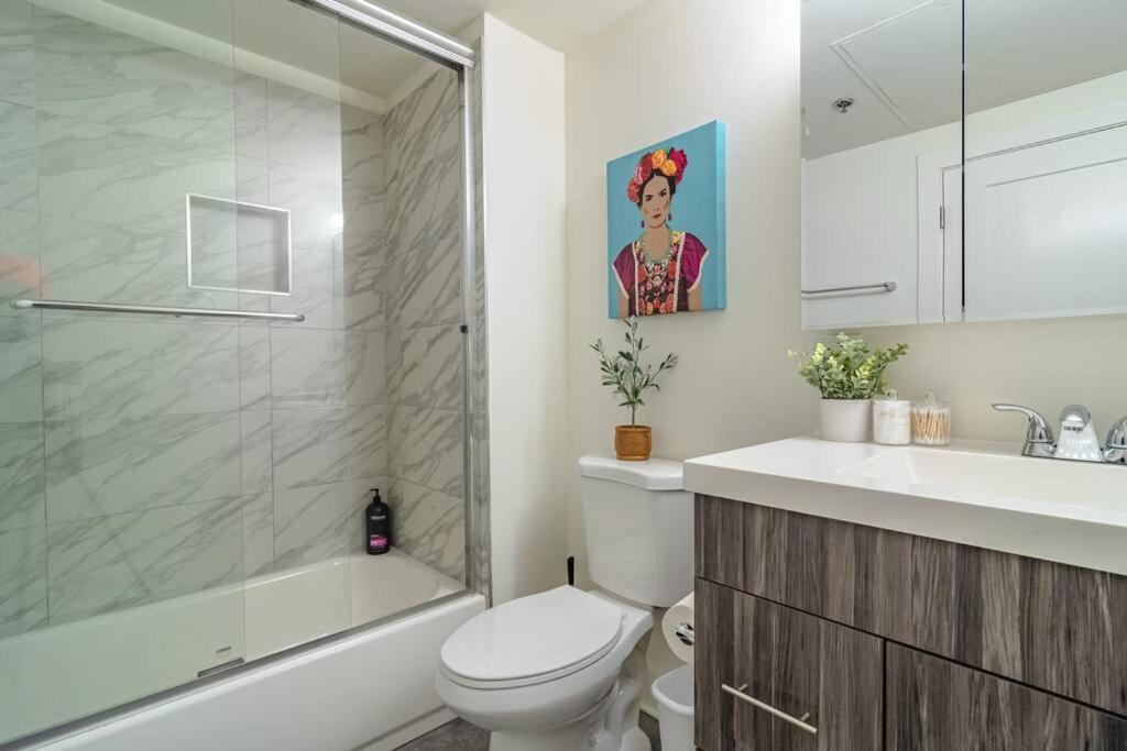 2br South Loop Location With Optional Parking & Gym Access Near Mccormick Place, Shedd Aquarium & Navy Pier Apartment *