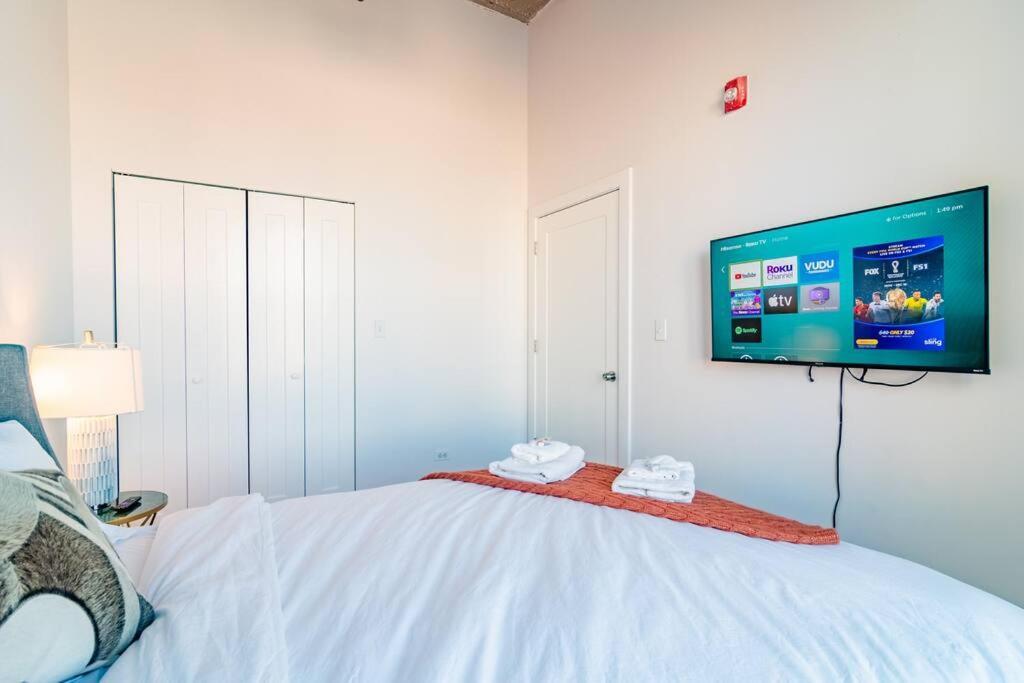 Mccormick 2br-2ba Family Unit For Up To 8 Guests With Skyline View, Optional Parking & Gym Access Apartment Chicago
