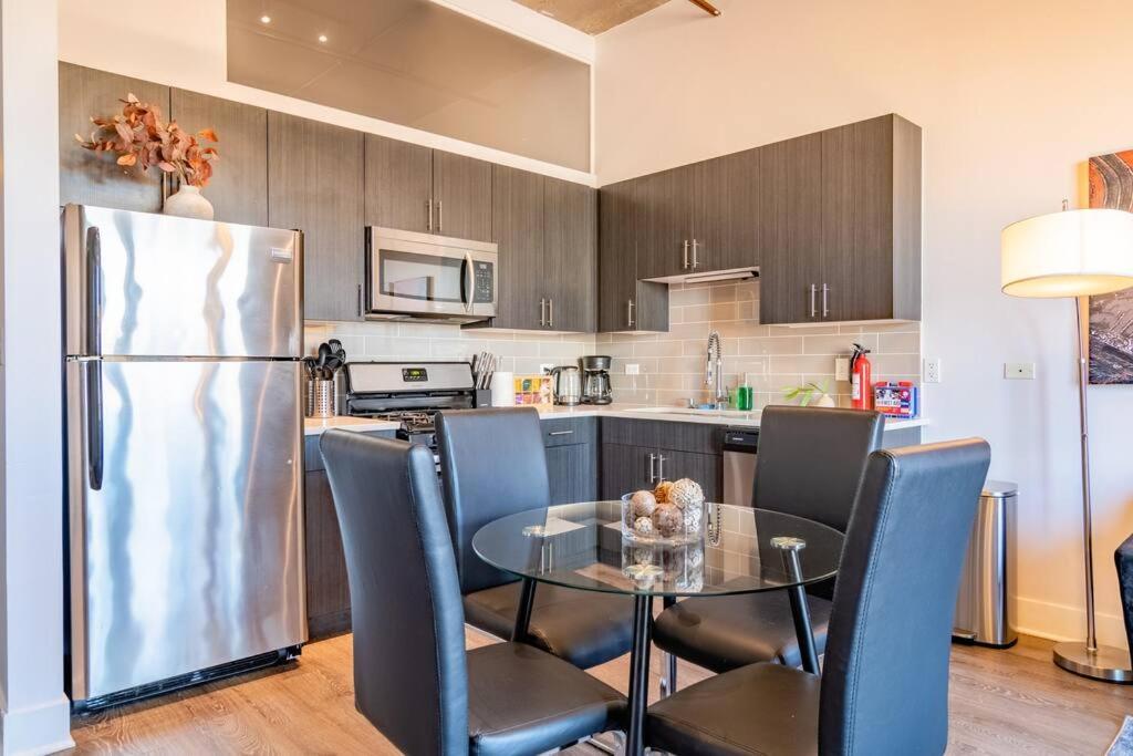 Mccormick 2br-2ba Family Unit For Up To 8 Guests With Skyline View, Optional Parking & Gym Access Apartment *